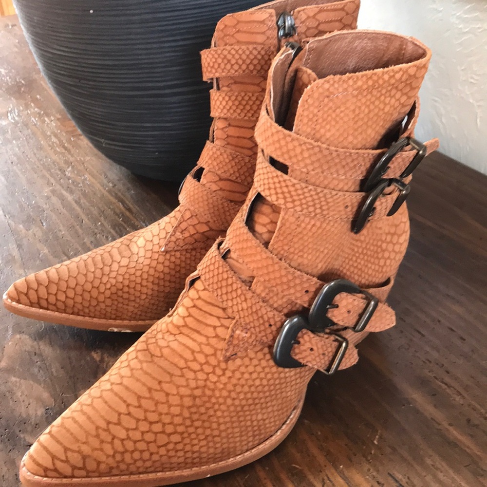 Women’s Matisse suede booties in good condition!